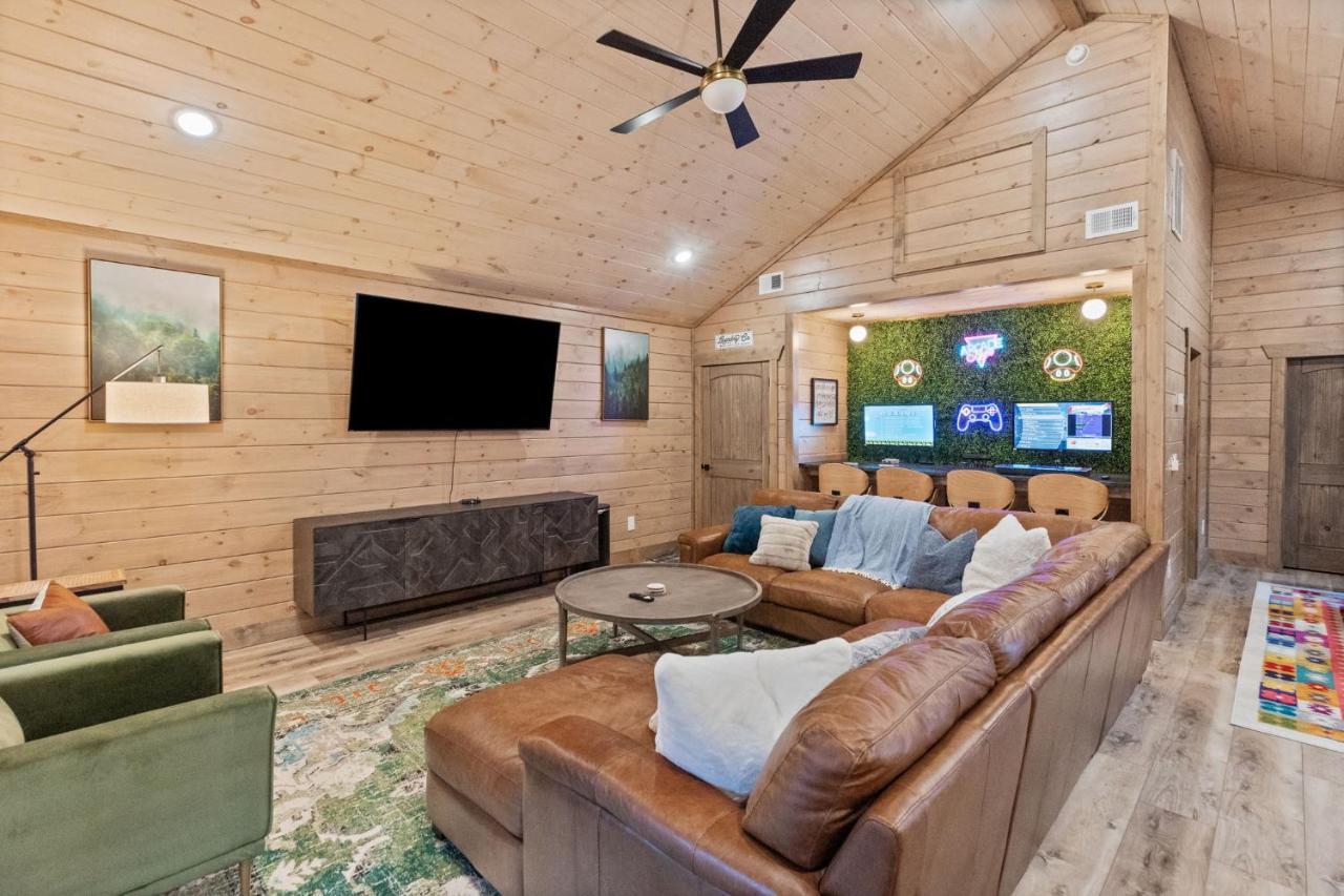 Mins To Gburg Sleeps 8 Hot Tub Arcade Area Pool Villa Gatlinburg Exterior photo